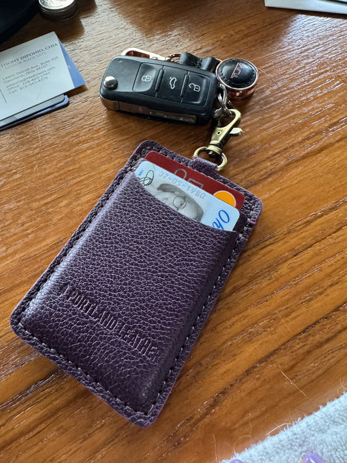 Vertical card holder clipped onto my keys - customer review photo