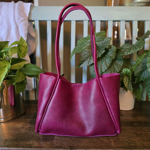 The shape of this bag and length of its handles makes it easy to hold it in place on the shoulder - customer review photo