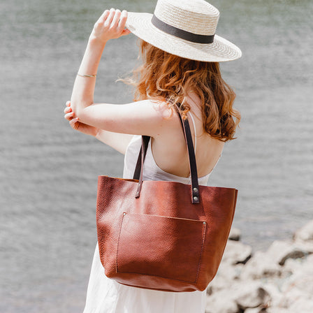 Nutmeg*Classic | Large leather tote bag with sturdy bridle handles and front pocket