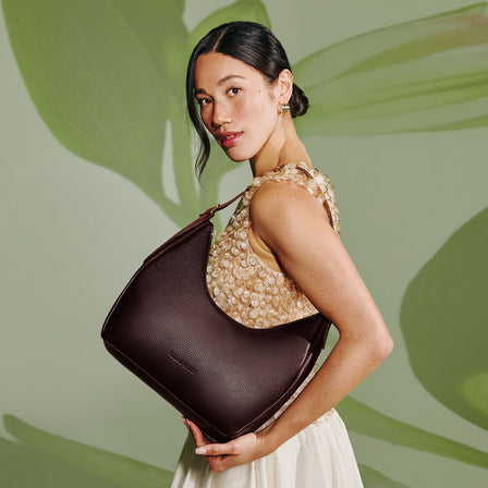 Coldbrew*Medium | U-shaped, flat-bottomed leather shoulder bag with adjustable strap