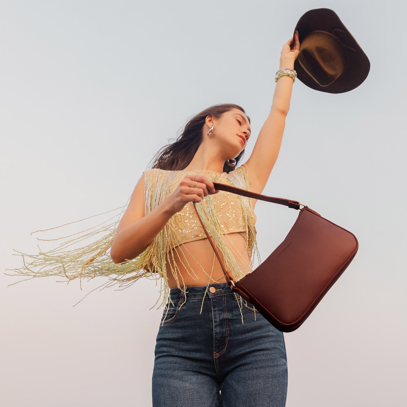 Cognac | Petite bean shaped shoulder bag with a zipper closure