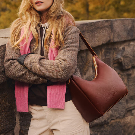 Nutmeg*Medium | U-shaped, flat-bottomed leather shoulder bag with adjustable strap