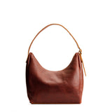 Nutmeg Medium | U-shaped, flat-bottomed leather shoulder bag with adjustable strap