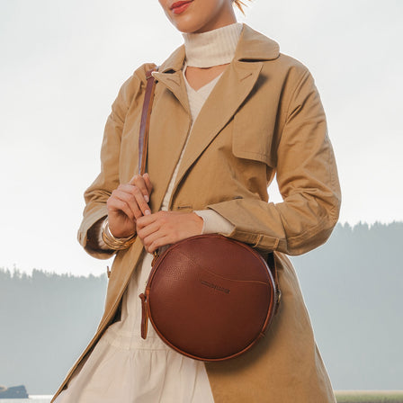 Nutmeg*Large | Circle shaped crossbody bag with top zipper