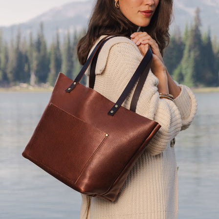 Nutmeg*Classic | Large leather tote bag with sturdy bridle handles and front pocket