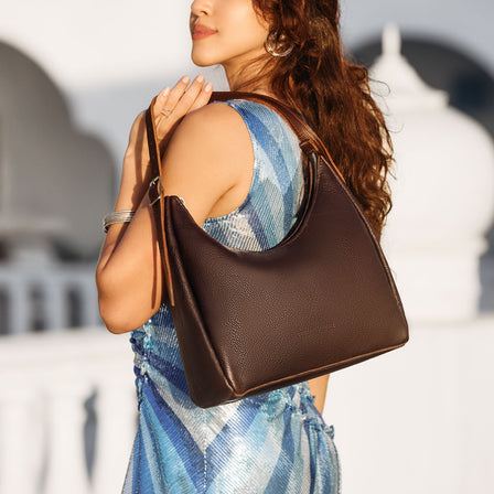 Coldbrew*Medium | U-shaped, flat-bottomed leather shoulder bag with adjustable strap