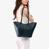 Boreal Large | Model carrying wide bucket shaped tote bag with matching leather handles