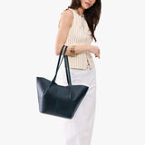 Boreal Large | Model carrying wide bucket shaped tote bag with matching leather handles