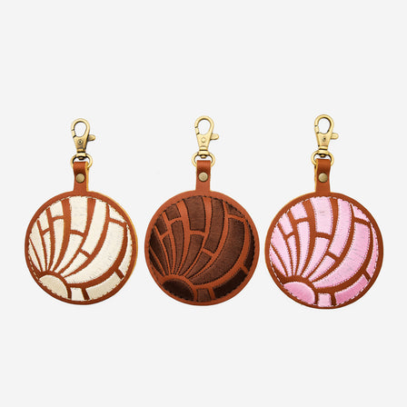 Choco | Concha shaped leather keychain with brown embroidery