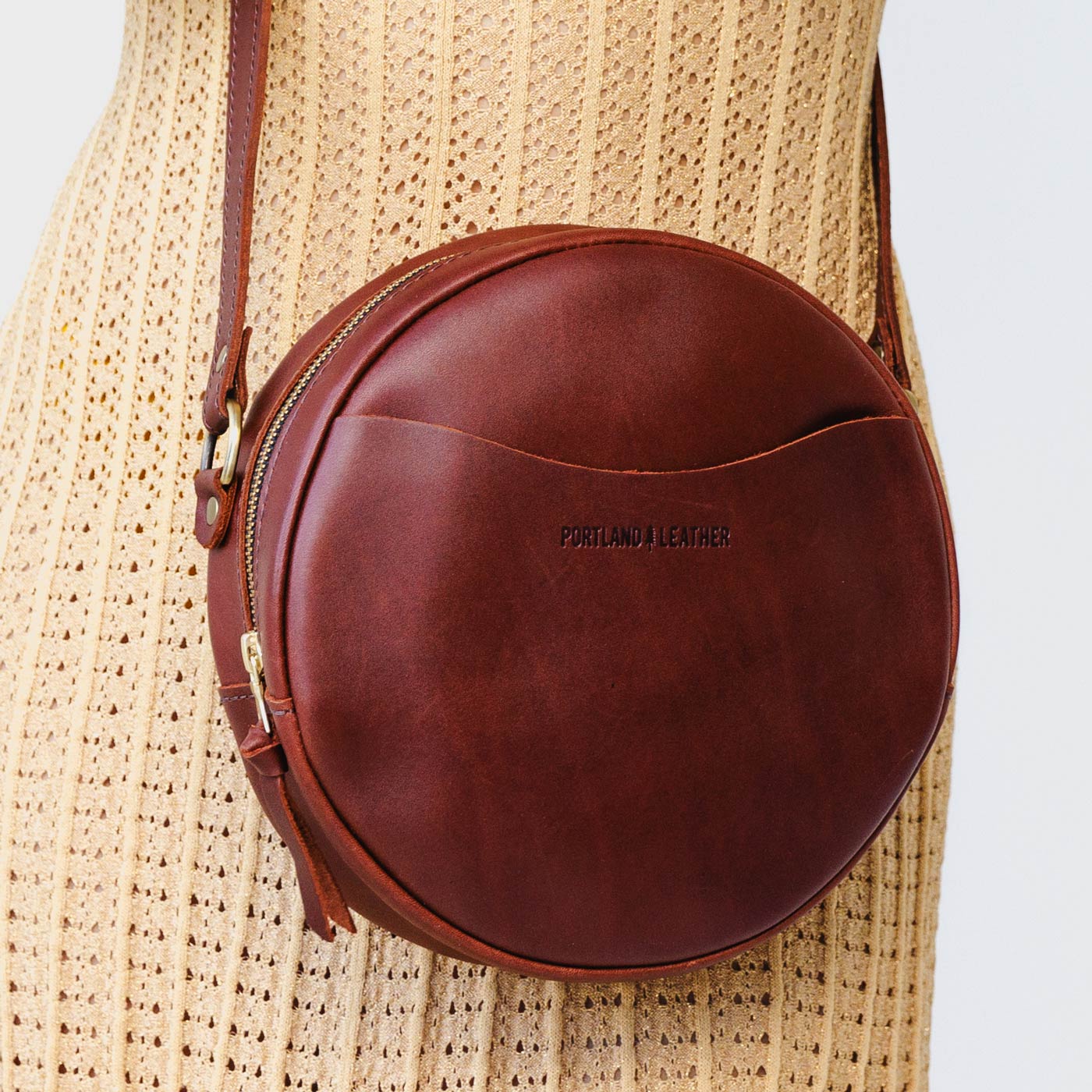 Cognac*Large | Circle shaped crossbody bag with top zipper