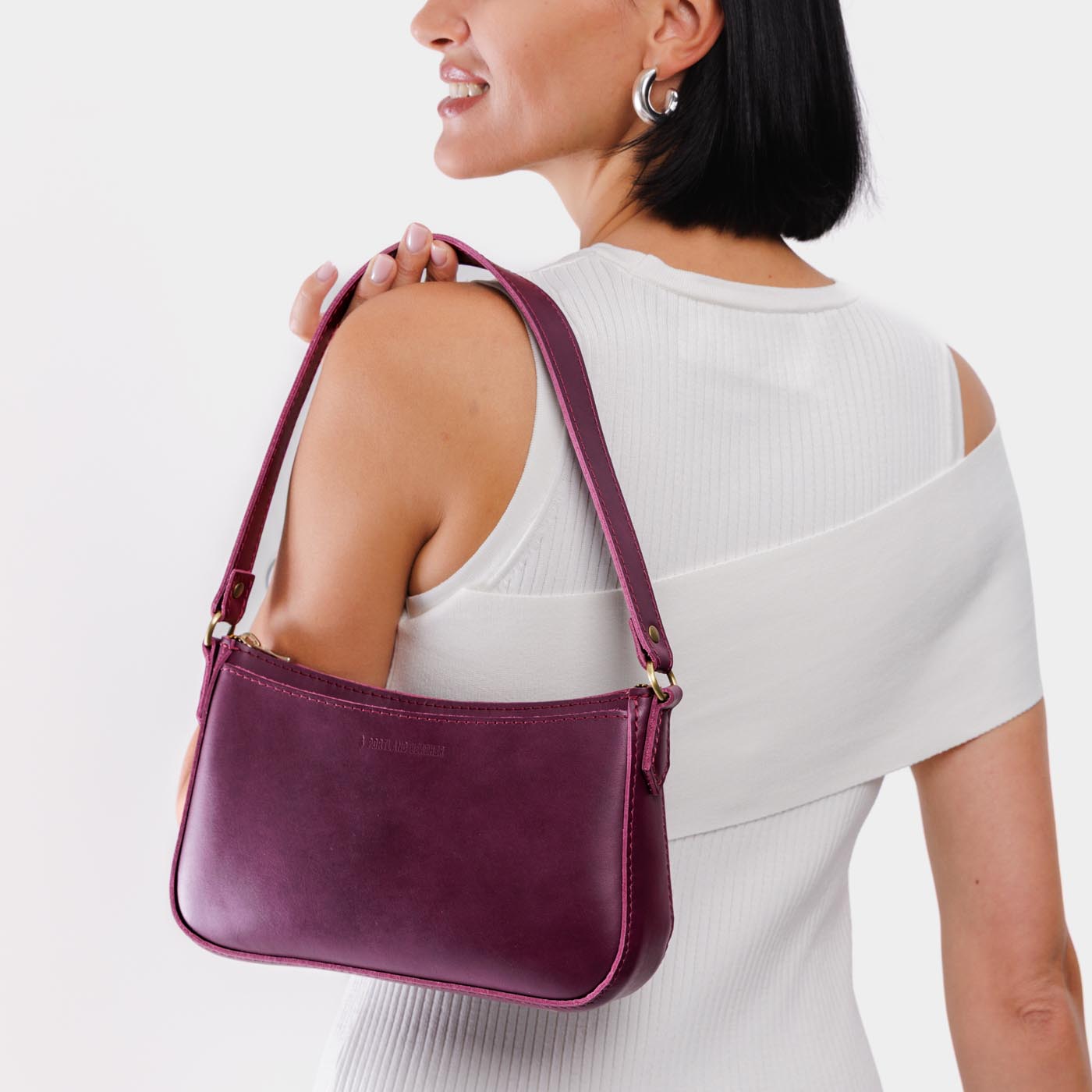 Lollipop | Petite bean shaped shoulder bag with a zipper closure