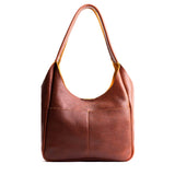 Nutmeg Large | U-shaped, flat-bottomed leather shoulder bag with two outside pockets