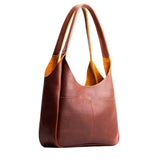 Nutmeg Large | U-shaped, flat-bottomed leather shoulder bag with two outside pockets