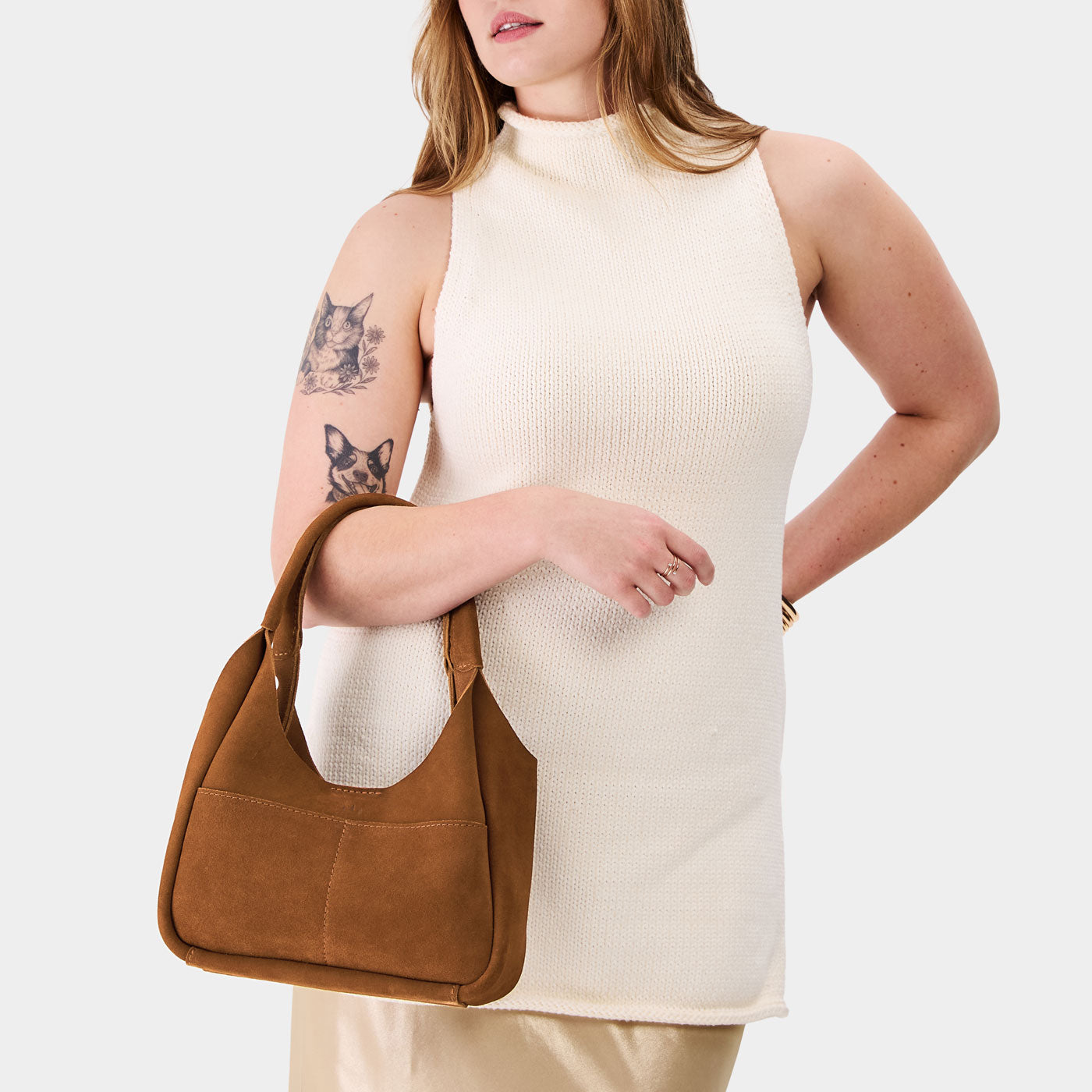 Jackson*Medium | U-shaped, flat-bottomed leather shoulder bag with two outside pockets