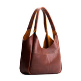 Nutmeg Medium | U-shaped, flat-bottomed leather shoulder bag with two outside pockets