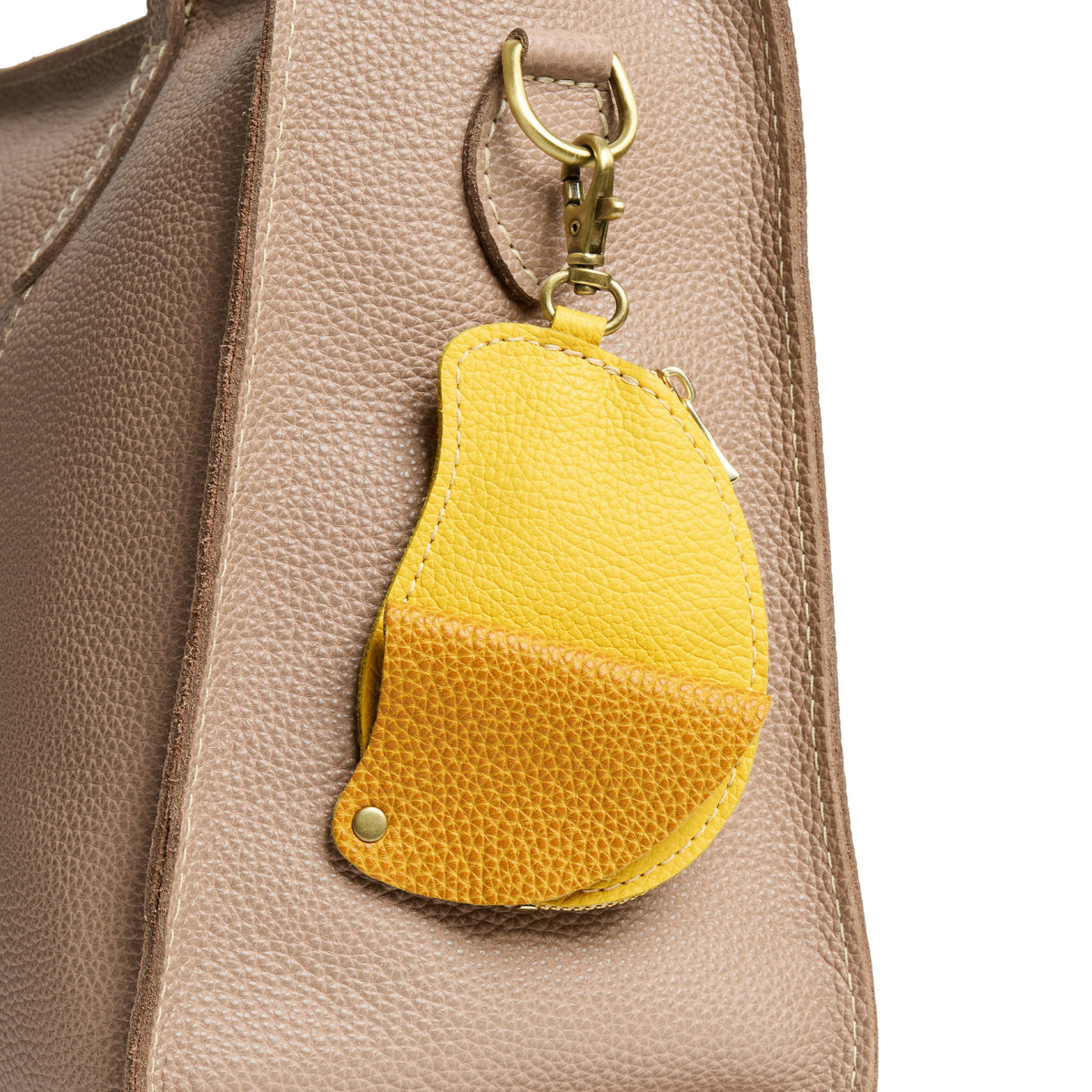 Manila | A manila-shaped leather pouch keychain with zipper and lobster clasp