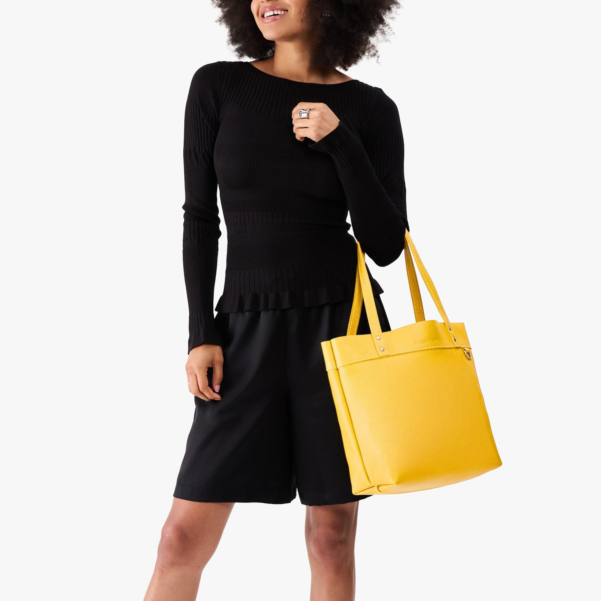 Pomello*Medium*Classic | Leather tote bag with riveted straps and exterior key loop
