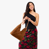 Jackson Oversized | Model wearing large shoulder bag with magnetic snap 