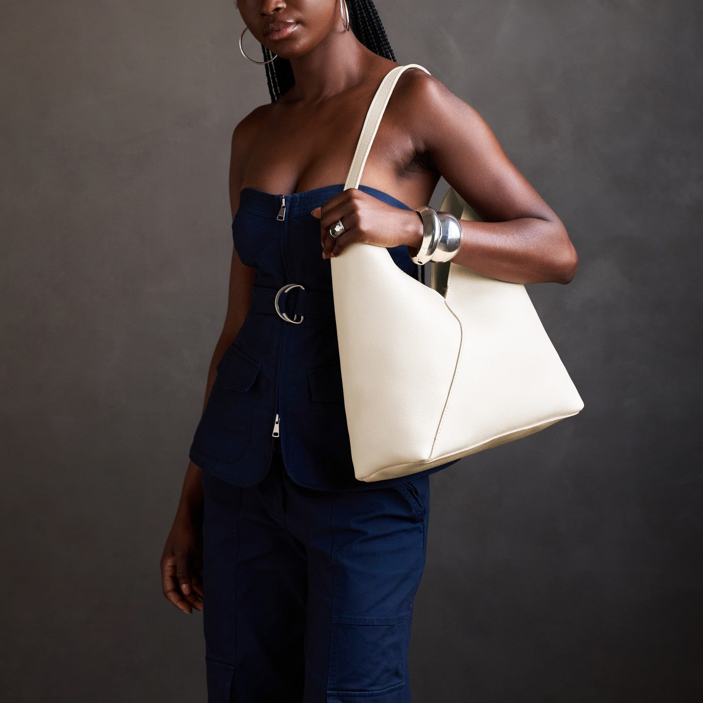 Pebbled Bone*Oversized | Model carrying a large shoulder bag with magnetic snap closure
