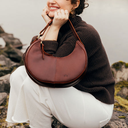 Cognac*Classic | Crescent shaped shoulder bag with zipper closure and adjustable strap