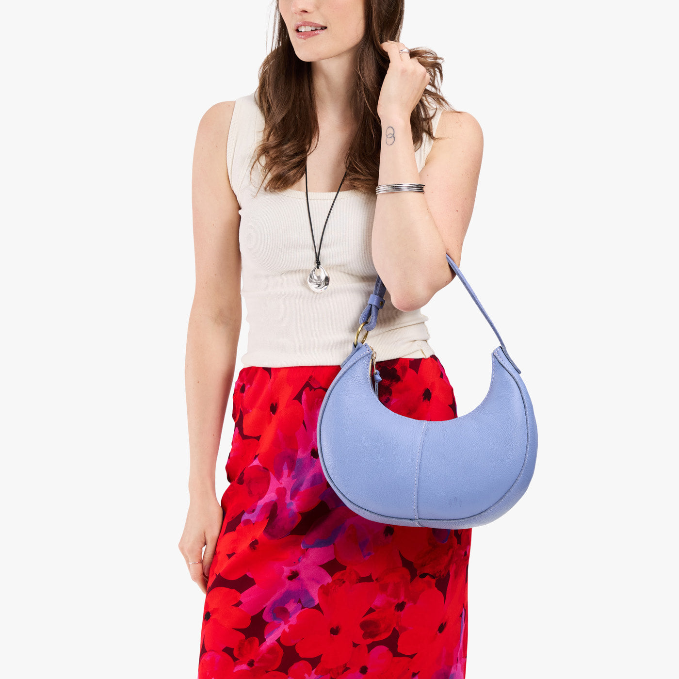 Aster*Classic | Crescent shaped shoulder bag with zipper closure and adjustable strap