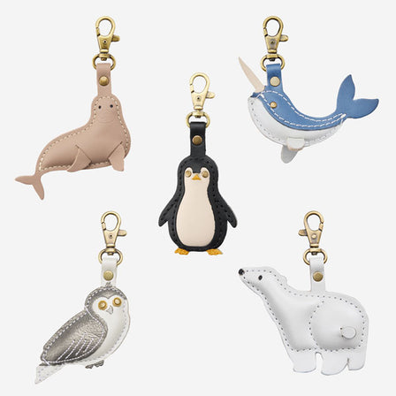 Seal | Seal shaped keychain with a lobster swivel clasp back view