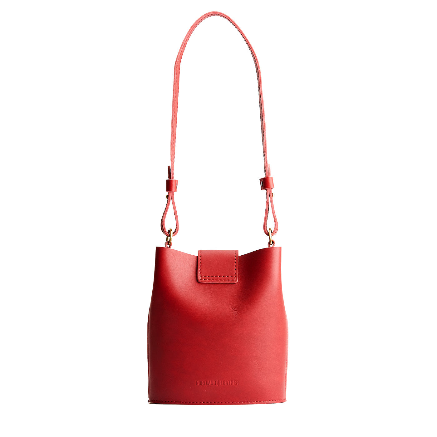 Ruby | Leather bucket shoulder bag with adjustable strap and magnetic closure on a white background