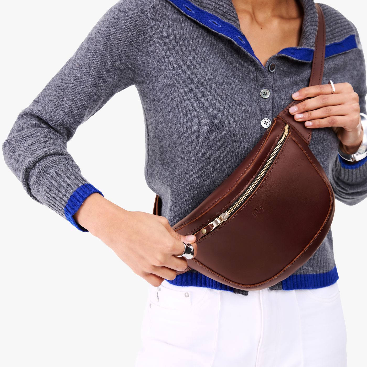 Cognac | Model wearing a sling bag with front zipper