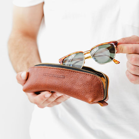 Nutmeg | Leather pouch with curved seams and top zipper